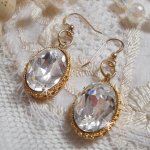 Orecchini BO Gold con cristalli Swarovski incastonati in cabochon d'oro e ganci per orecchie in oro 14 carati.